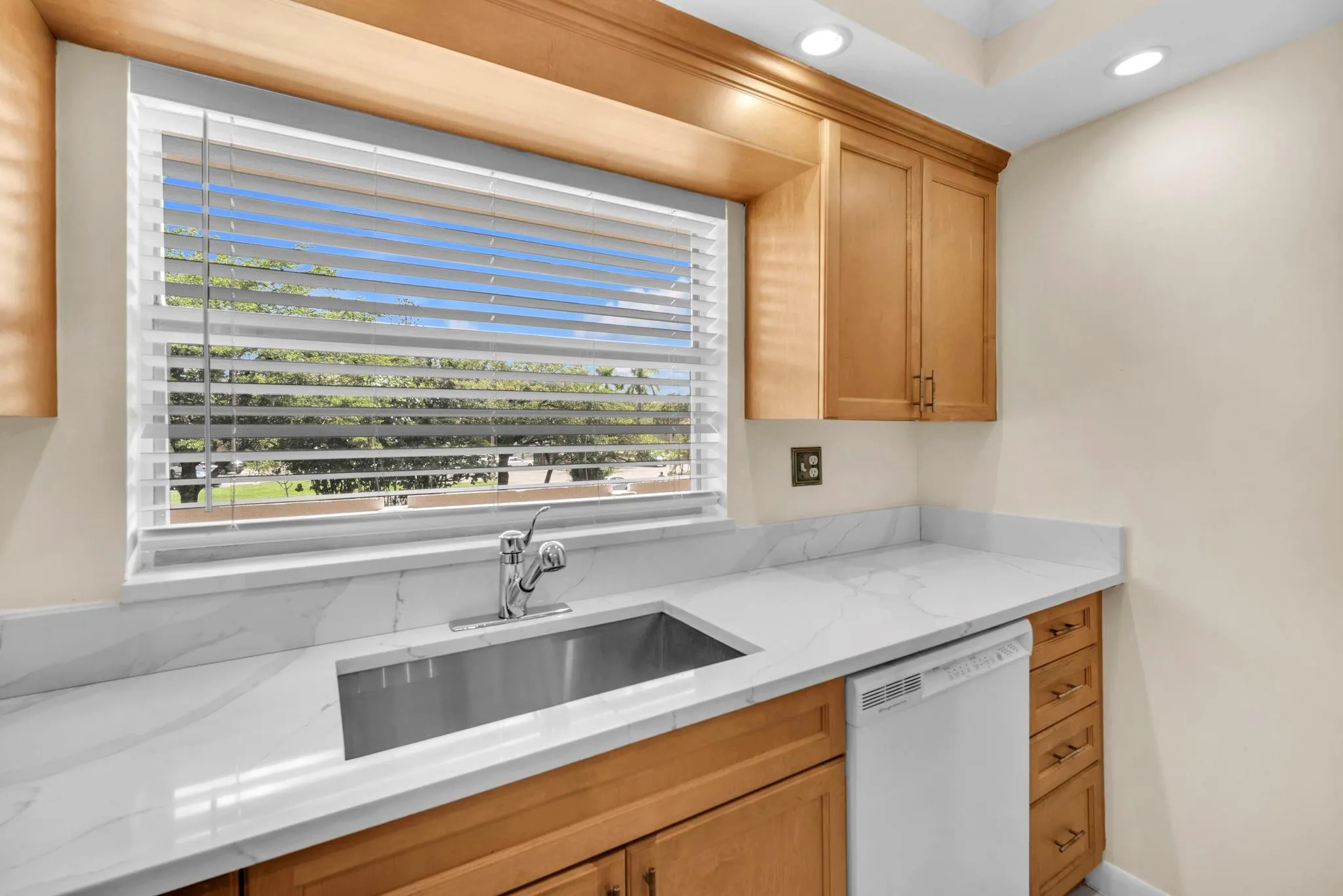 9301 Sunrise Lakes Blvd, 207 Sunrise