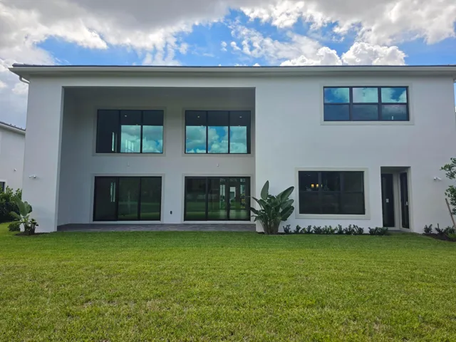 Rear home two story lanai