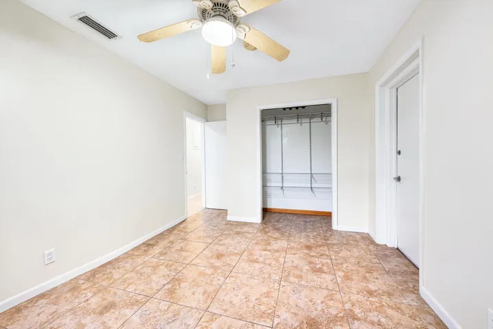 3rd bedroom w/ closet