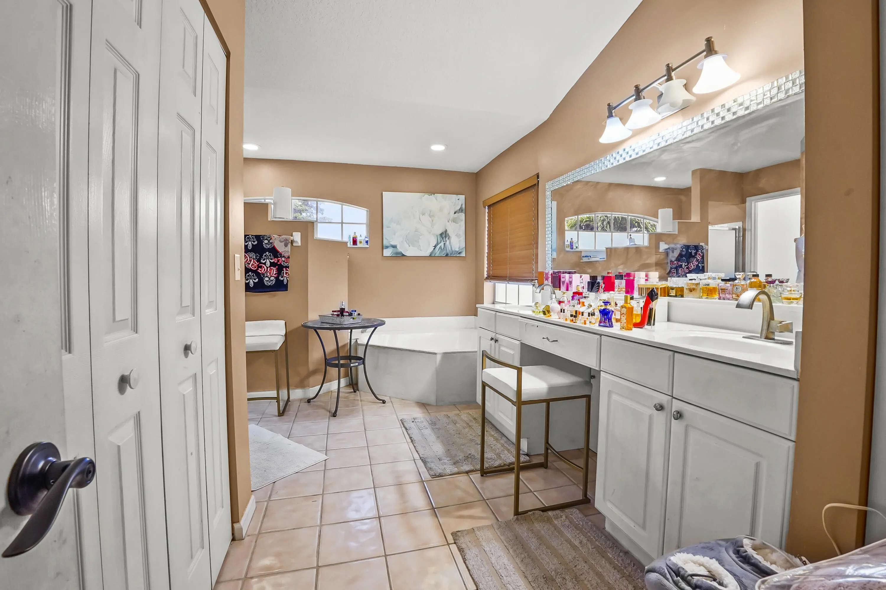 17 Bathroom 01