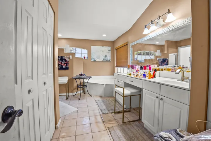 17 Bathroom 01