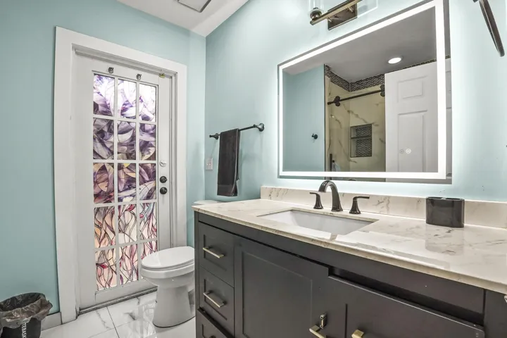 33 Bathroom 01