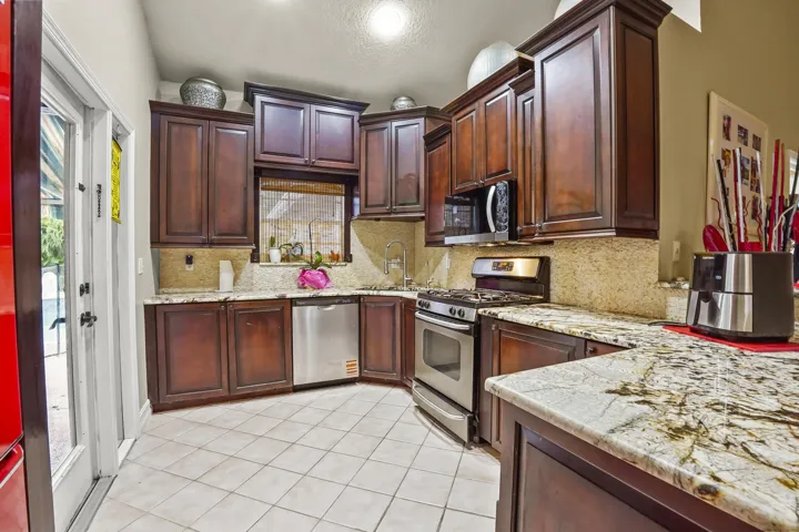 22 Kitchen 03
