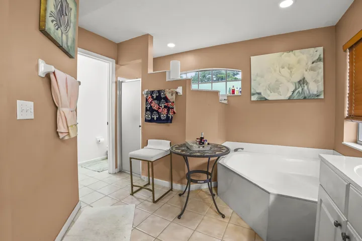 18 Bathroom 02