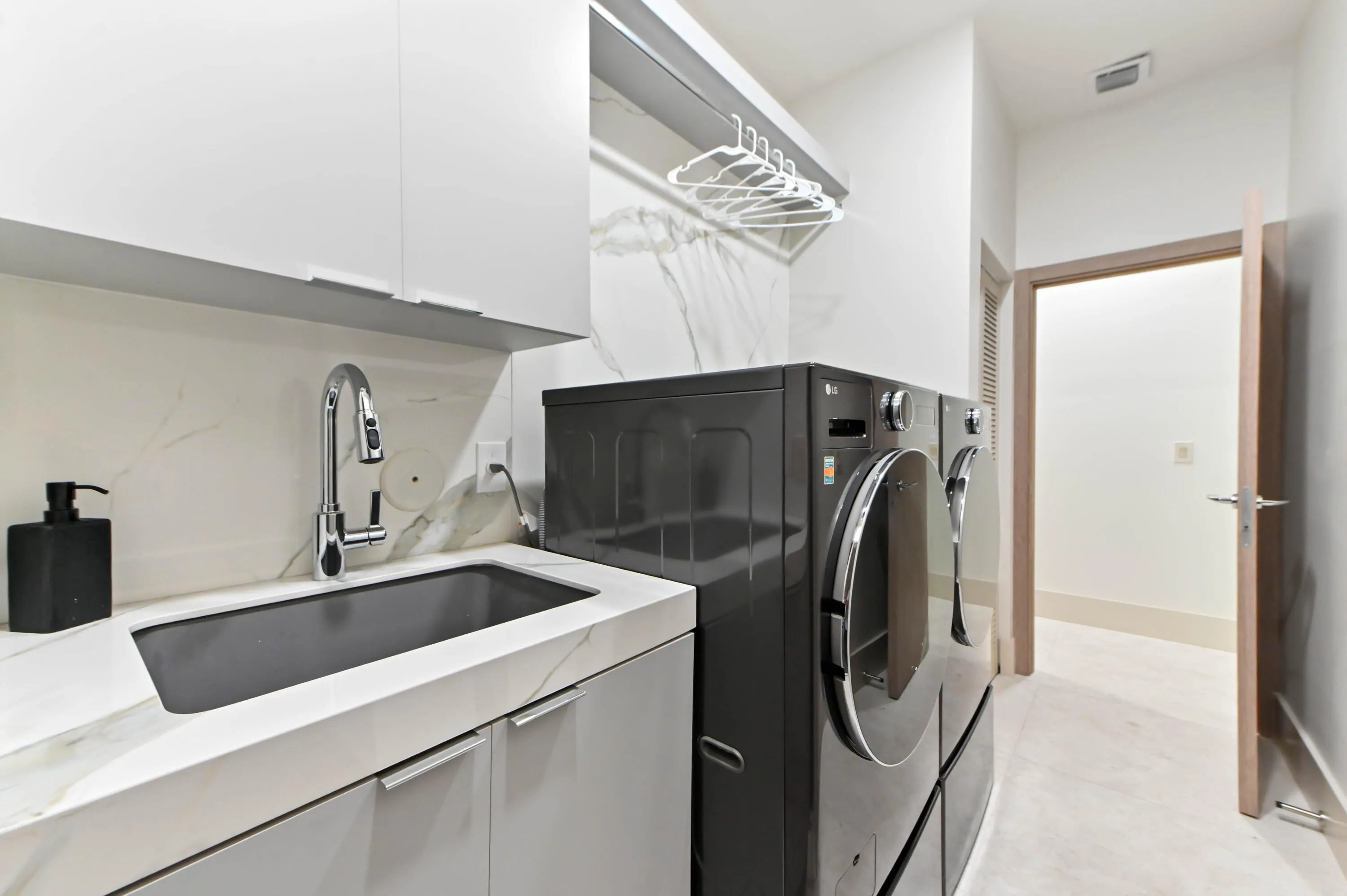 11 laundry room 01