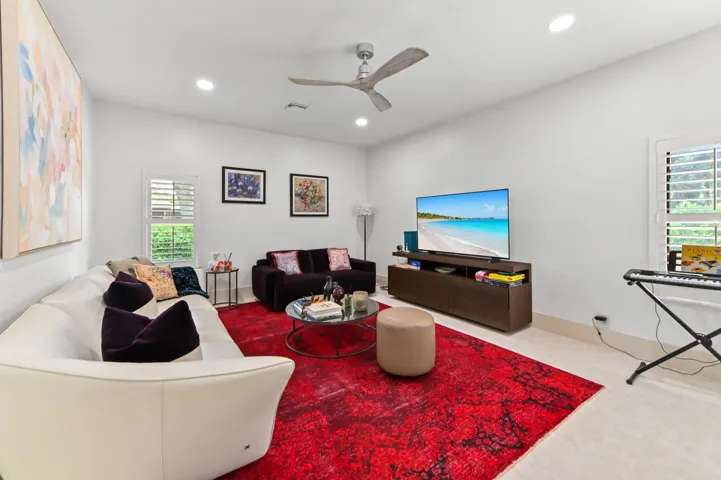 30 family room 01