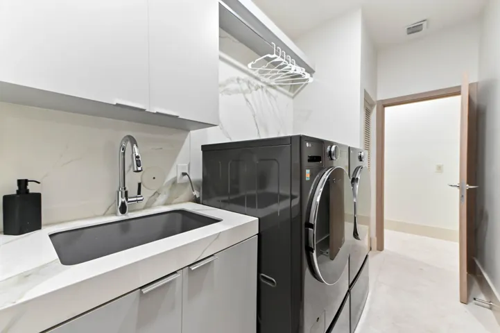 11 laundry room 01