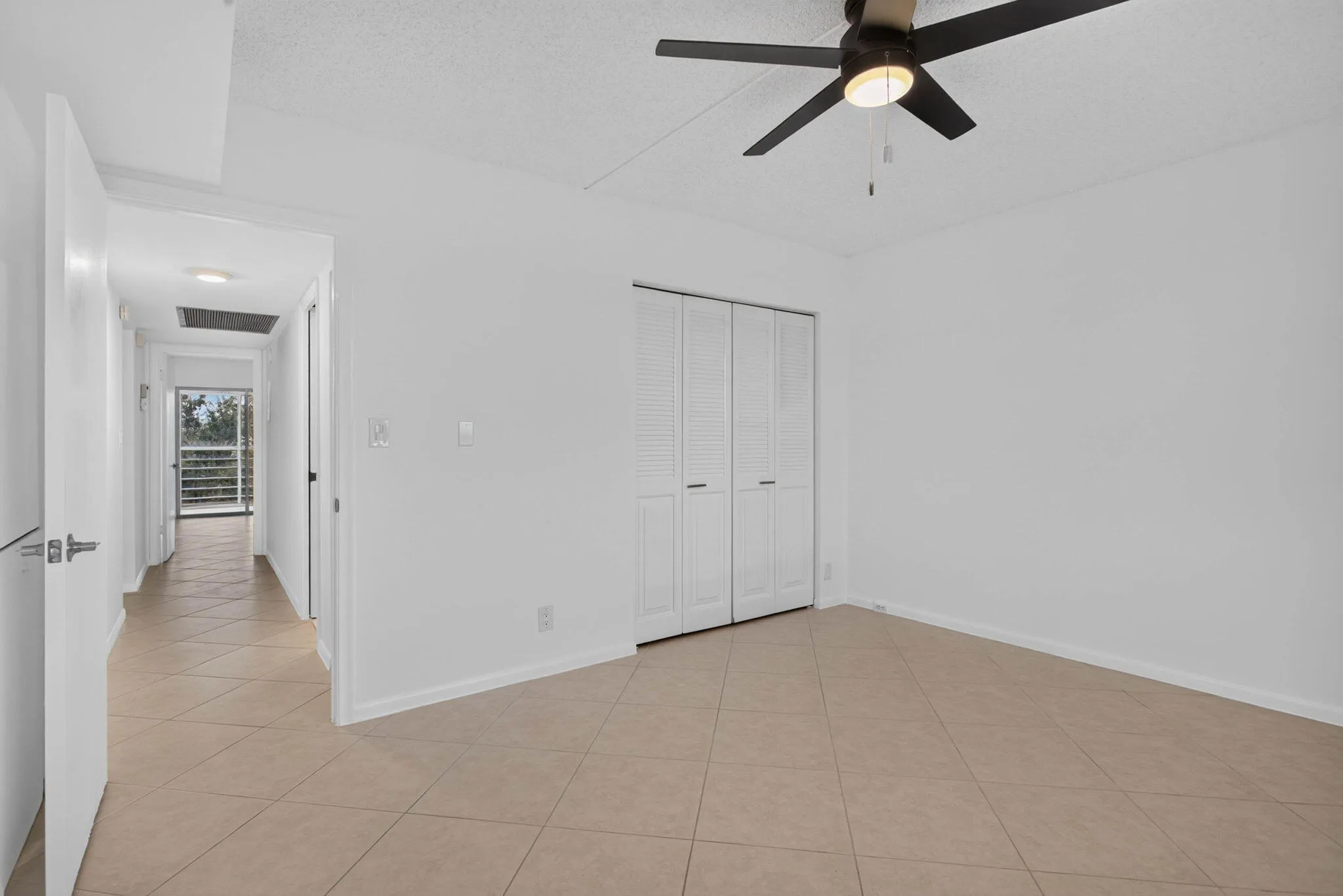 Ceiling fan with integrated lighting