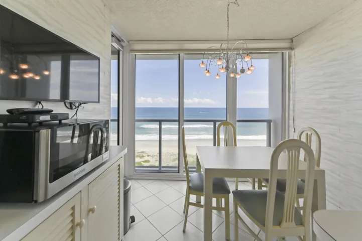 OCEANFRONT Breakfast Room