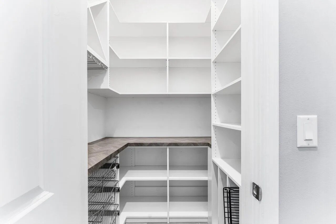 custom walk-in-pantry w/conv. storage