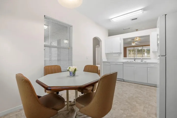 07 Dining area 01