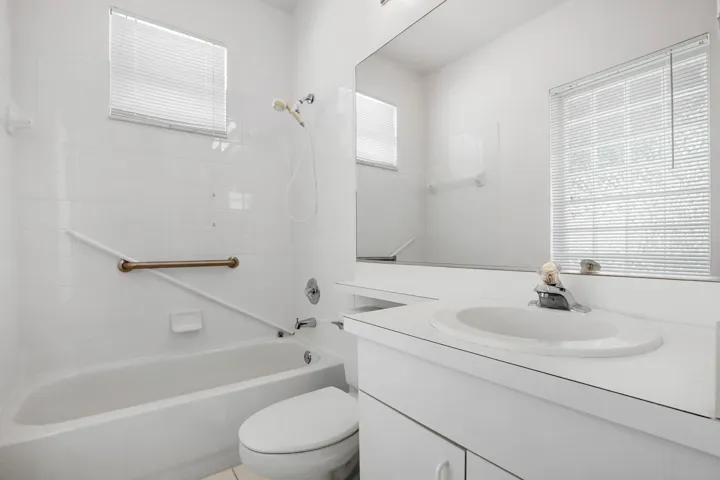 13 Bathroom 01