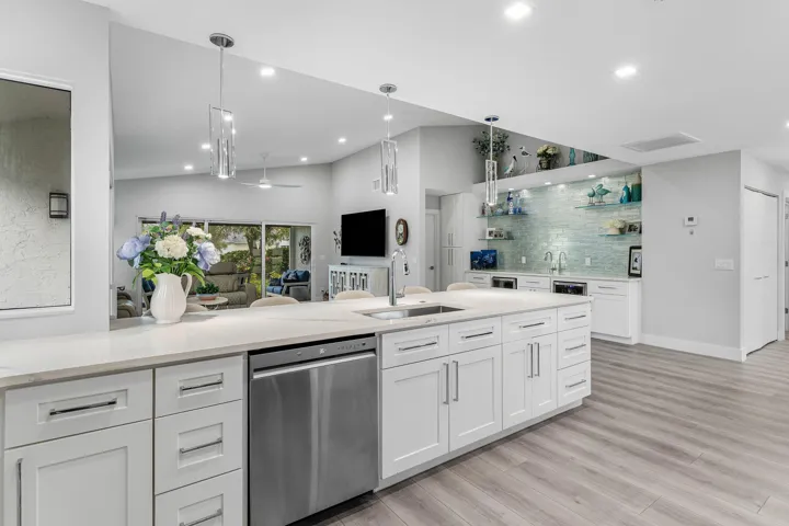Kitchen/Dry Bar