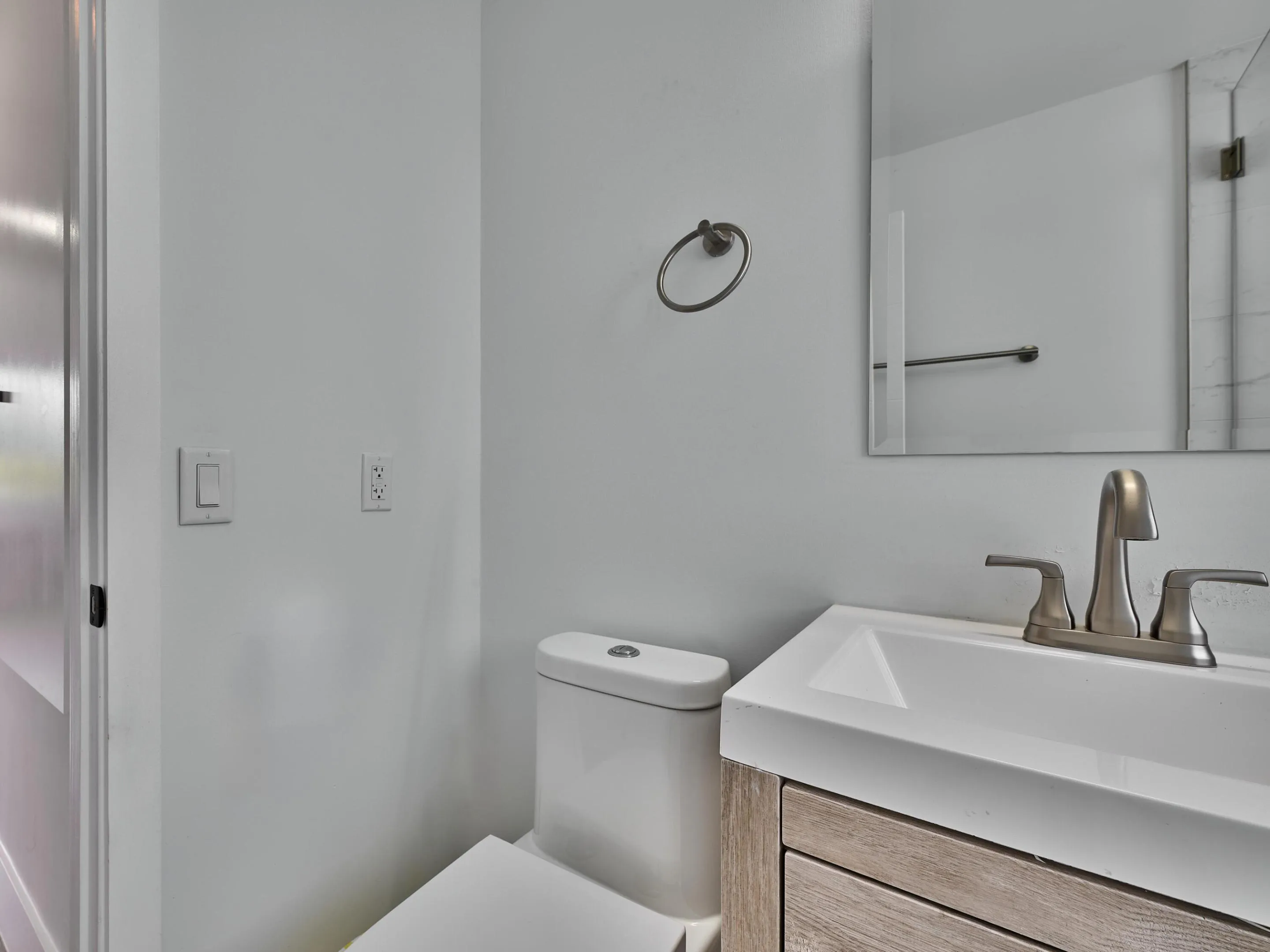 (95) Guest Bathroom x2