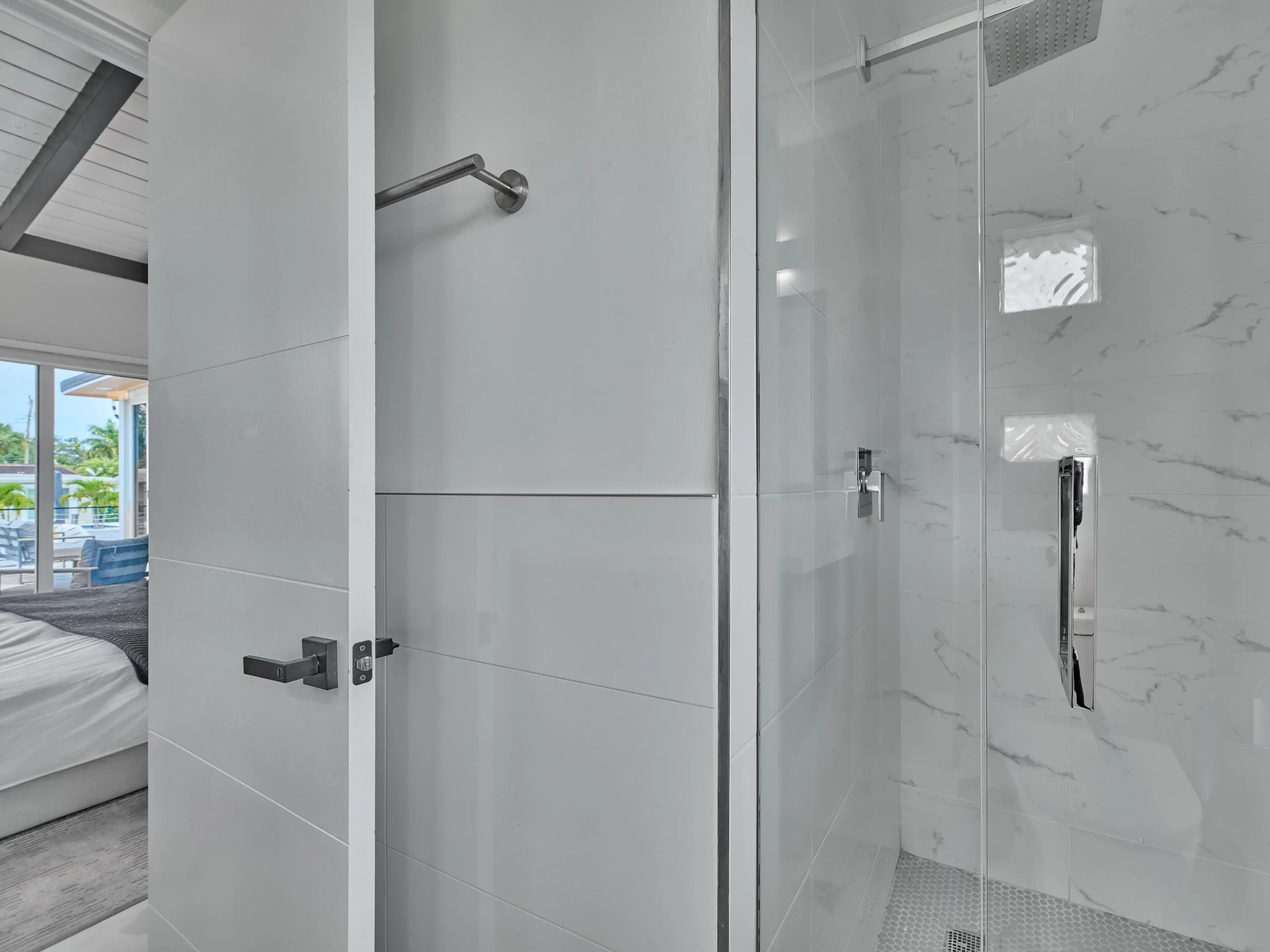 (81) Master Shower