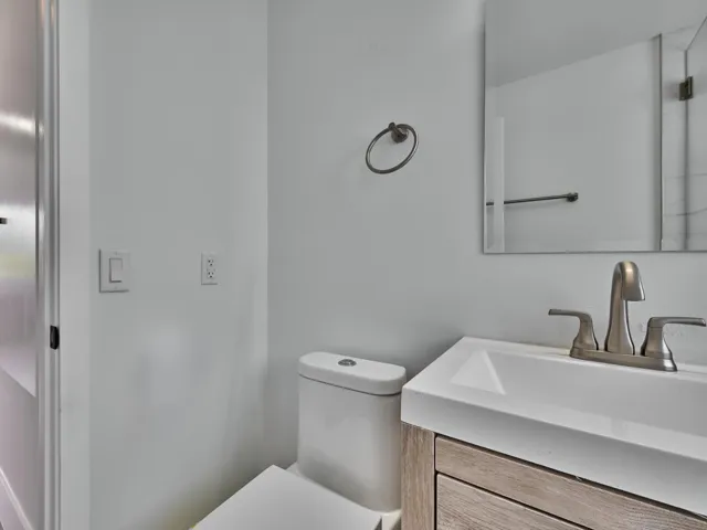(95) Guest Bathroom x2