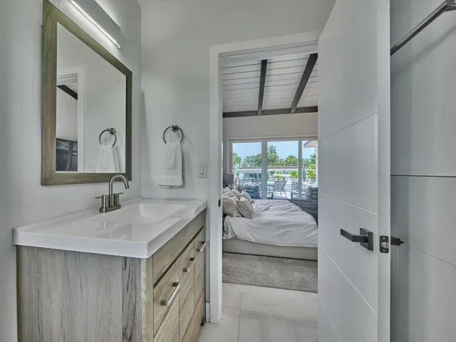 (82) Master Bath View