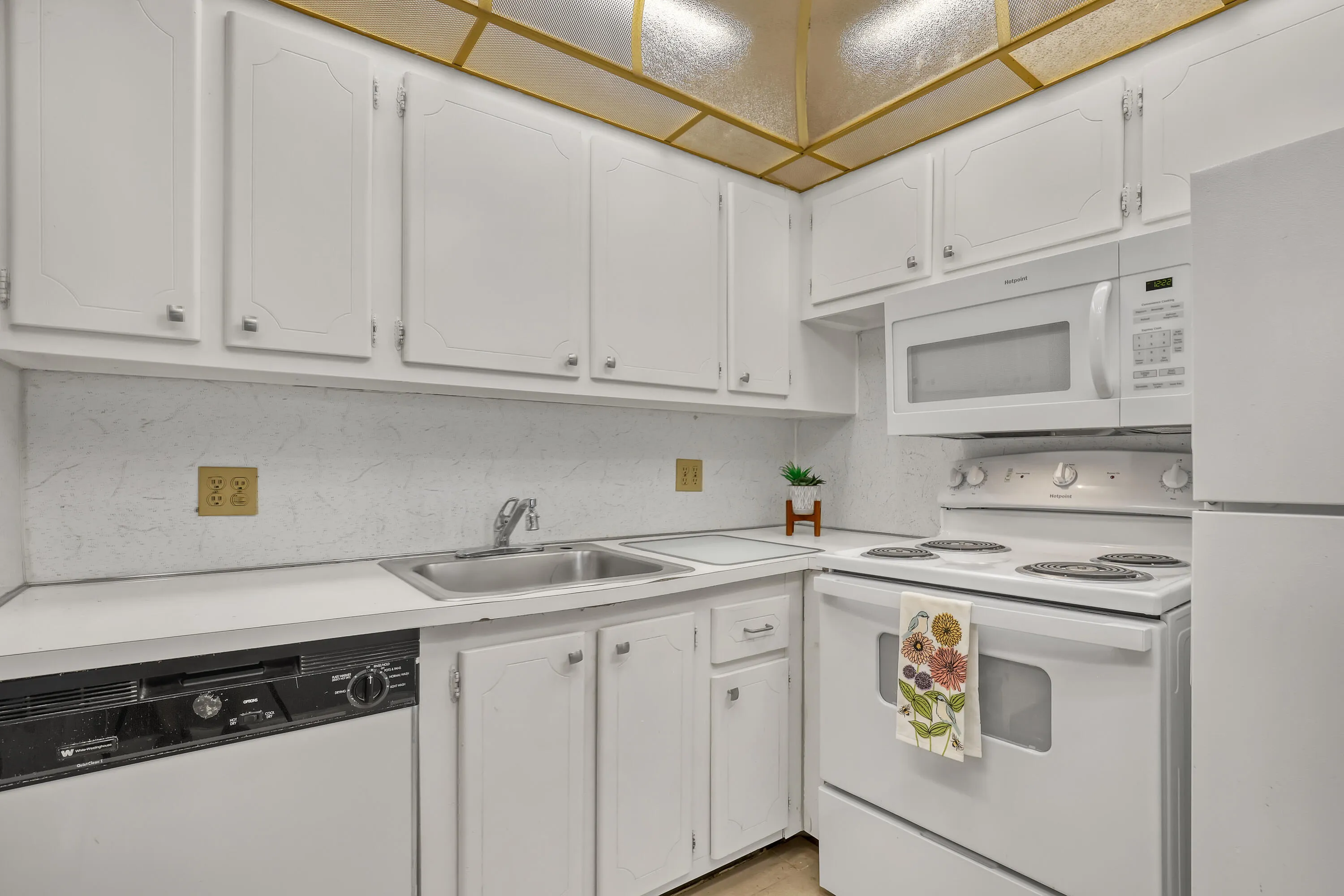 This fully equipped kitchen keeps cooking, cleanup, and everyday essentials convenient.