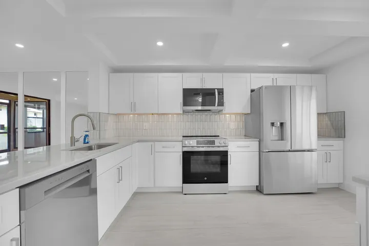 All new high end kitchen... quartz counters, custom cabinets, stainless steel appliances!