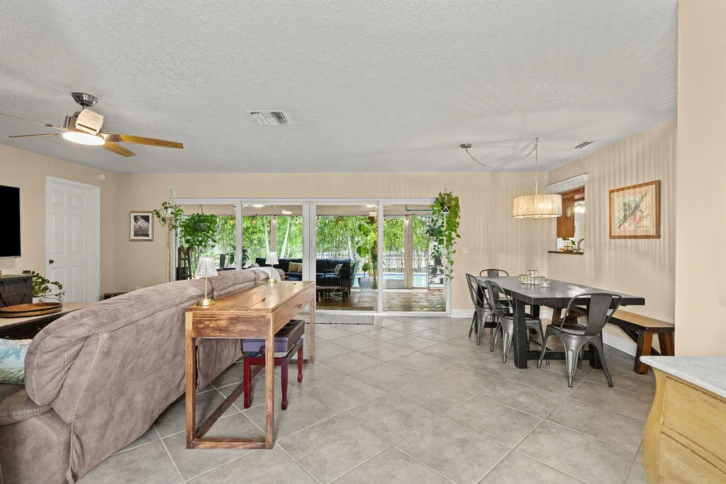 Large Living Rm/Dining Area