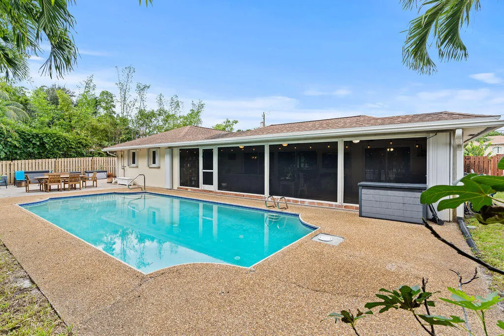 Large Pool/Screened Patio