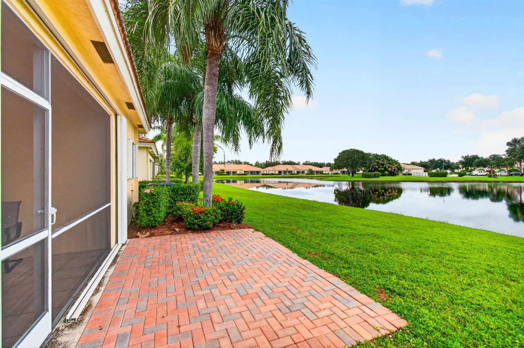 19ext patio & lake