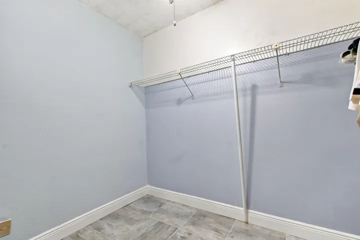 16-web-or-mls-1502-whitehall-dr-305
