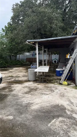 Covered outdoor area, great for entertaining