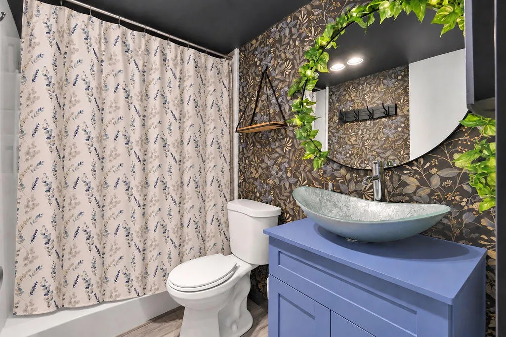 Ensuite bathroom with tub/shower combo