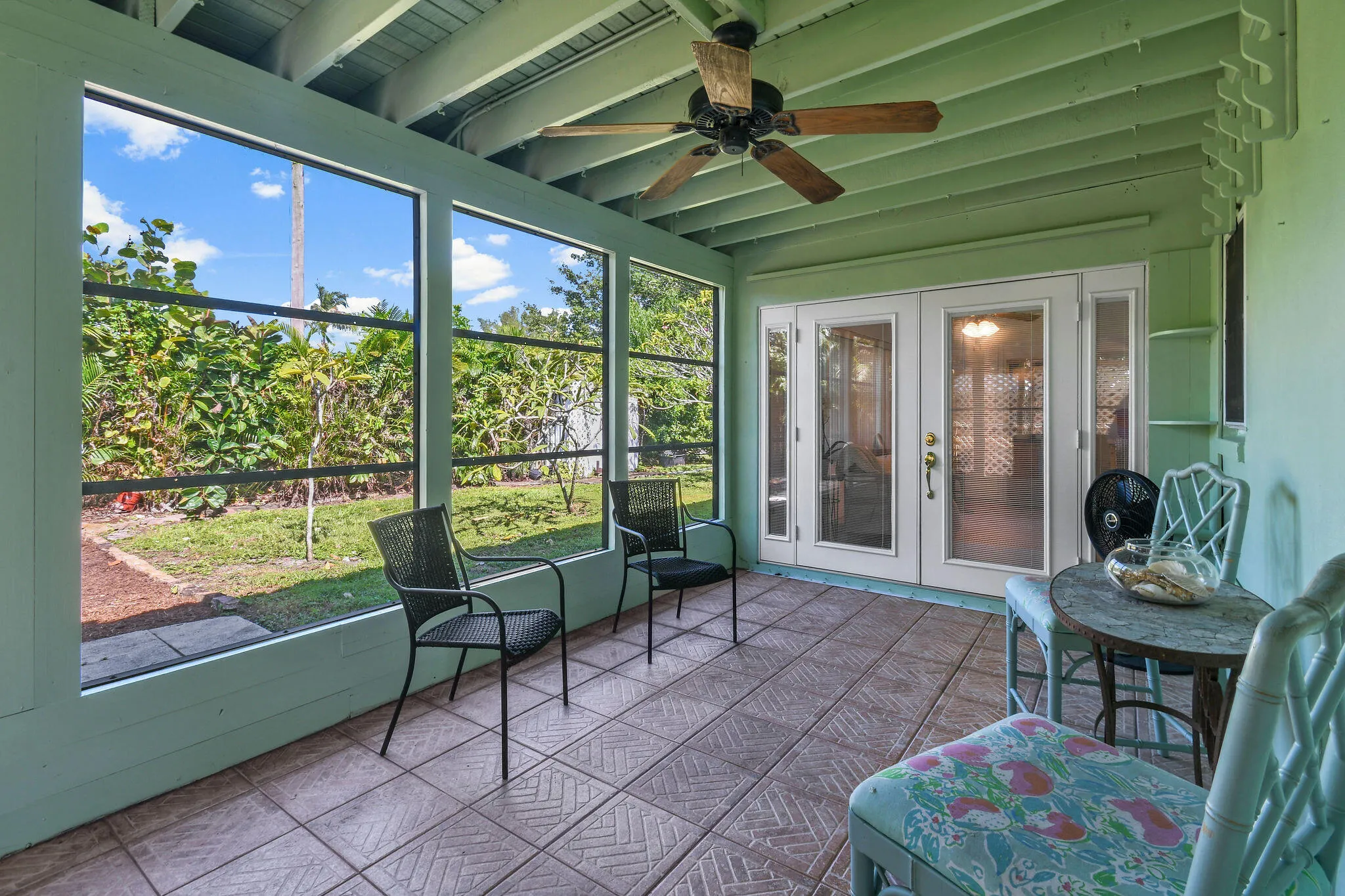 12229ColonyAve Covered and Screened pati