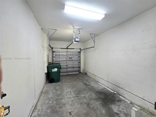 Garage w Authomatic Door