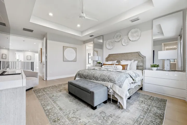 Tray ceiling with recessed lighting and a ceiling fan