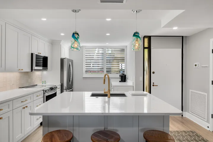 1825-Tarpon-Ln-9E-016