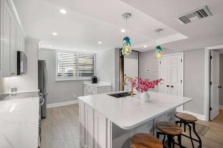 1825-Tarpon-Ln-9E-018
