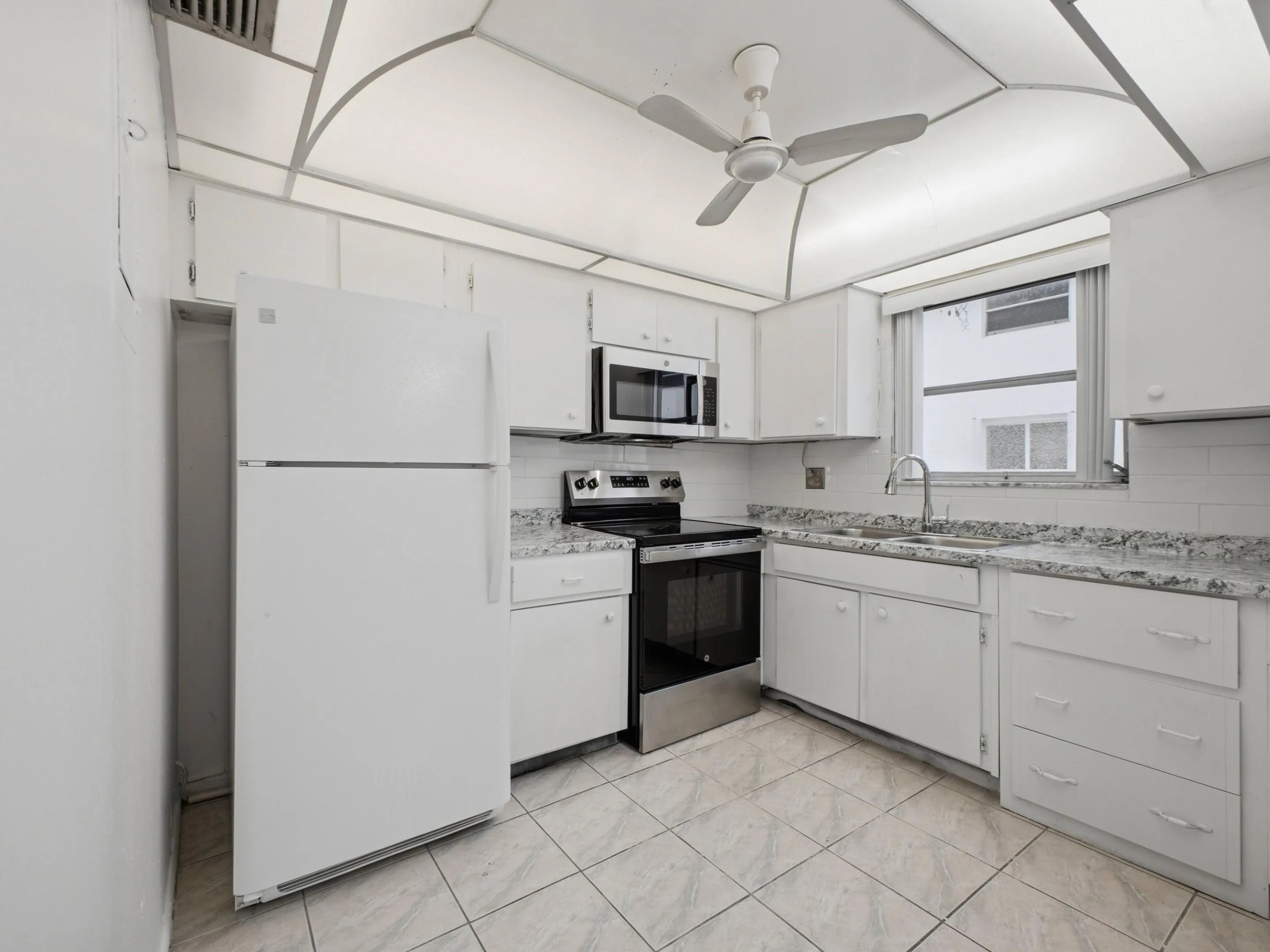 144 Stratford K - Kitchen