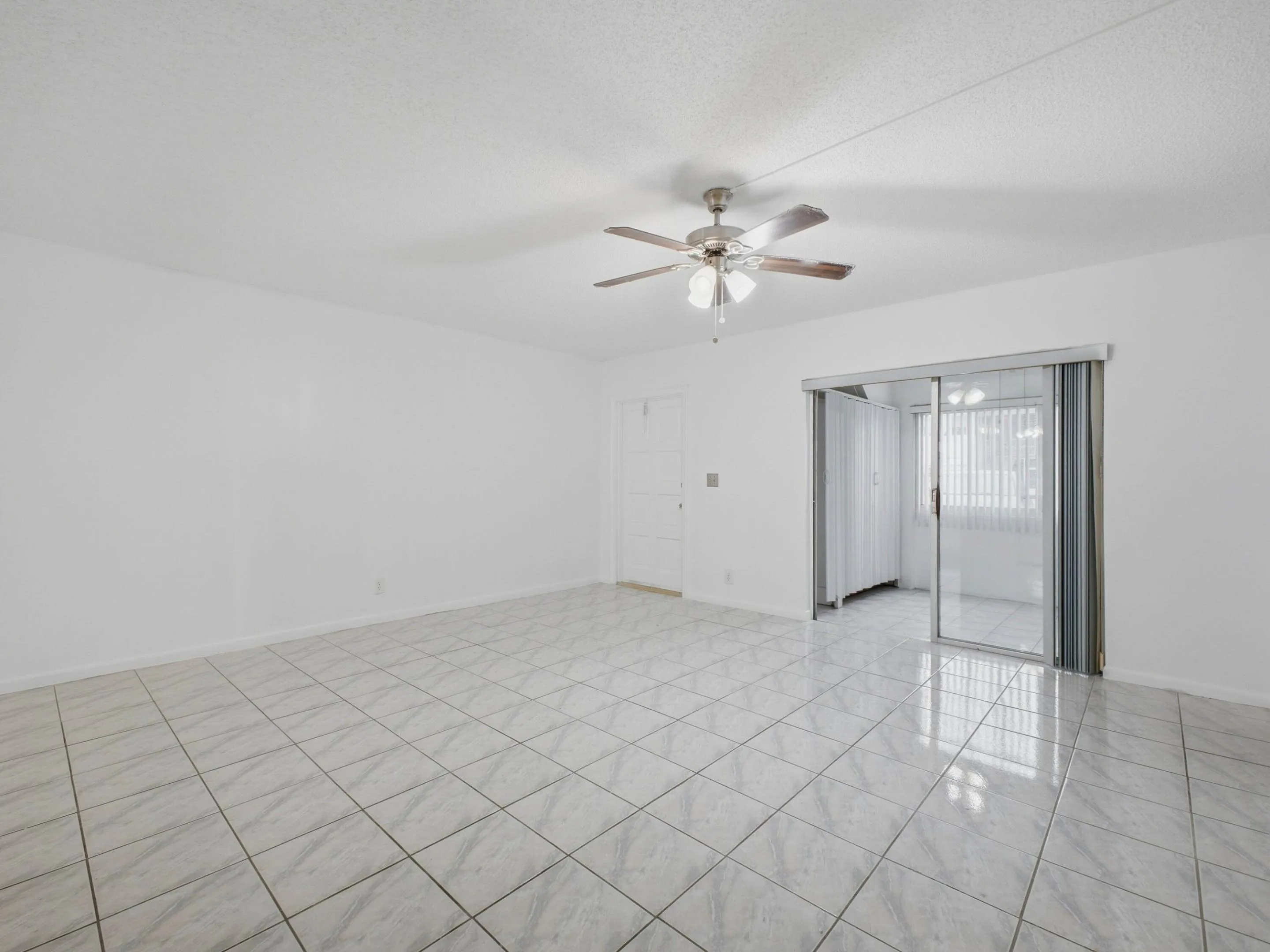 144 Stratford K - Living to Porch