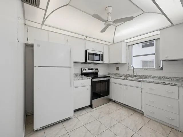 144 Stratford K - Kitchen