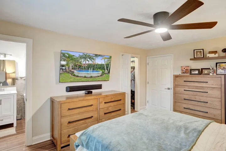 Master Bedroom with en suite bathroom