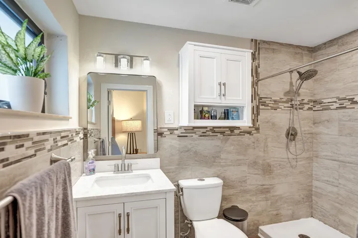 Master bedroom En Suite bath with standing shower