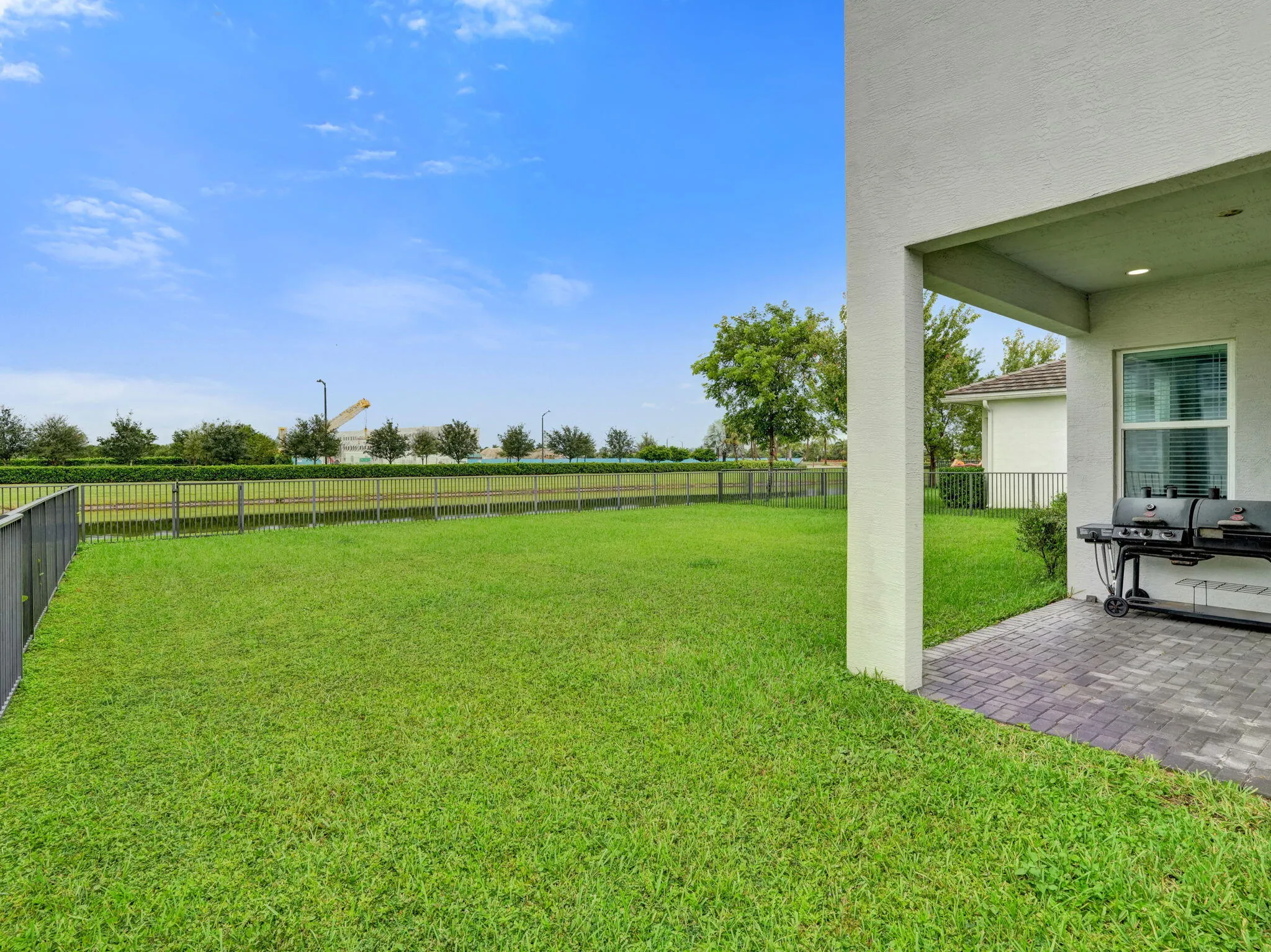 Expansive lawn, Patio