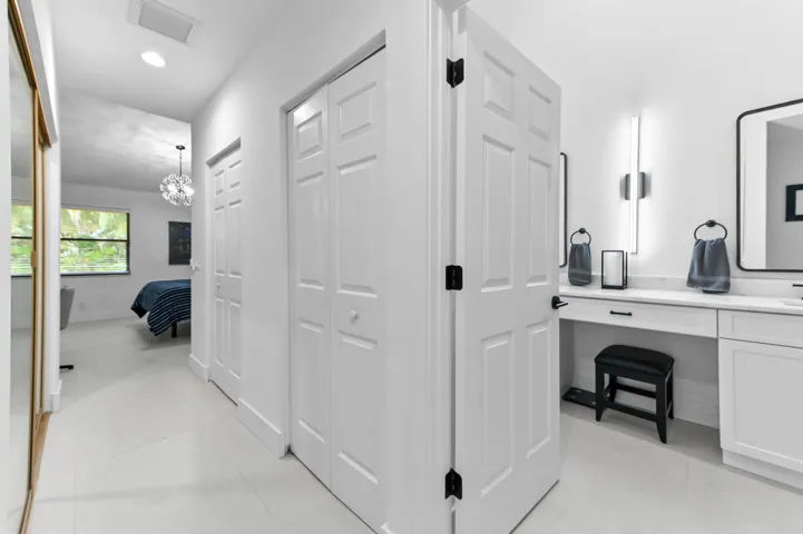 19 Hallway 01