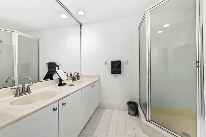 14 Bathroom 02