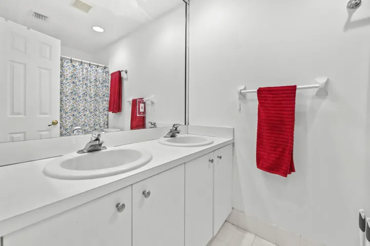 10 Bathroom 01