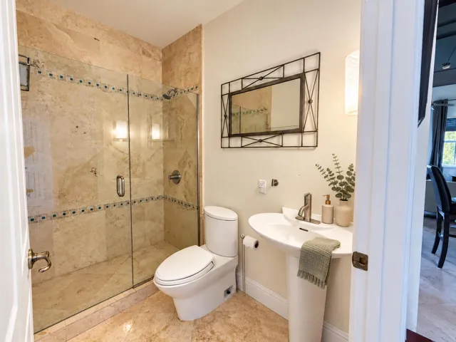 Warm organic bathroom accents