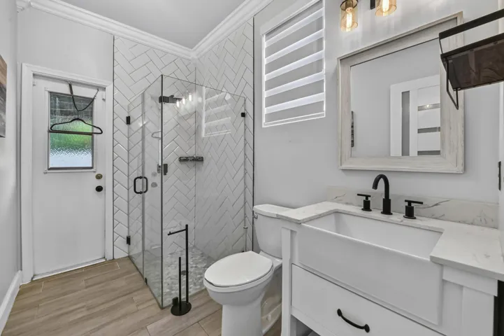 19 Bathroom 01