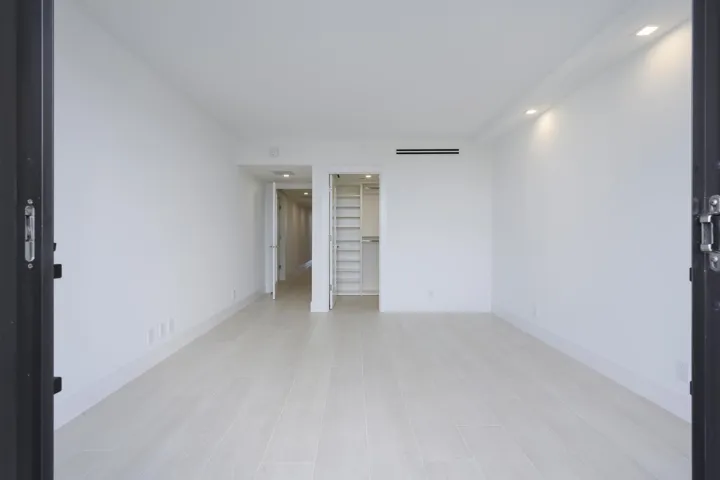 525 S Flagler Dr Apt 14C West-large-021-