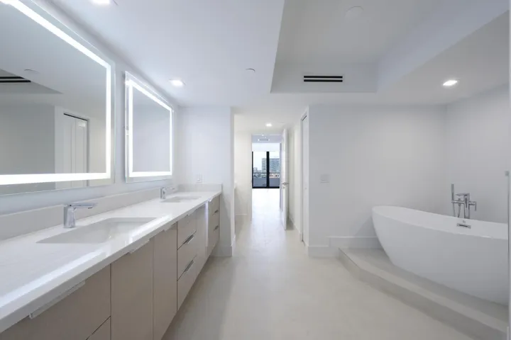 525 S Flagler Dr Apt 14C West-large-018-