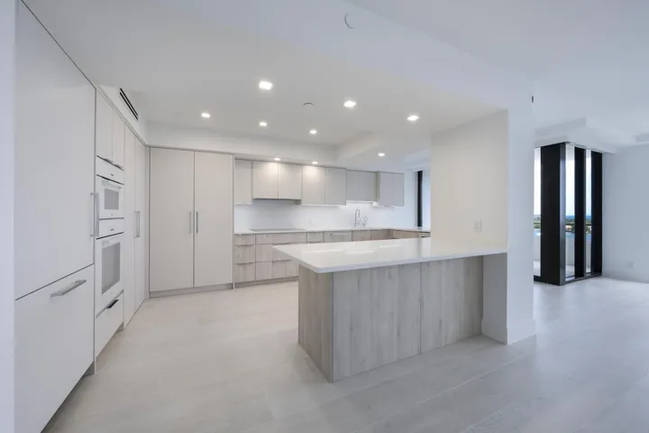 525 S Flagler Dr Apt 14C West-large-004-