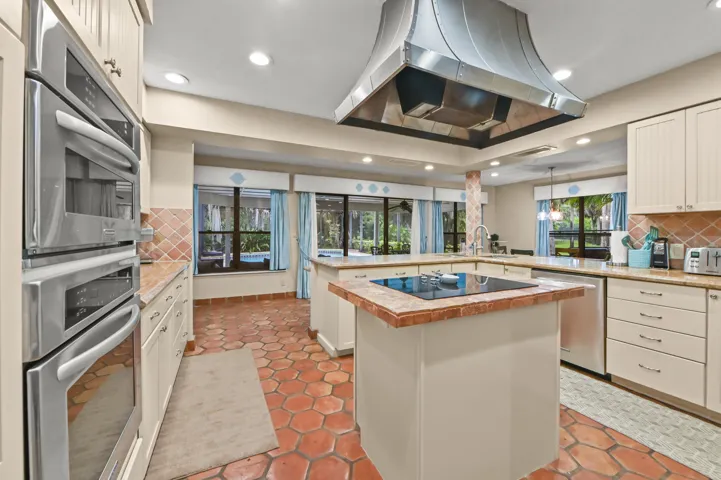 10 Kitchen 01