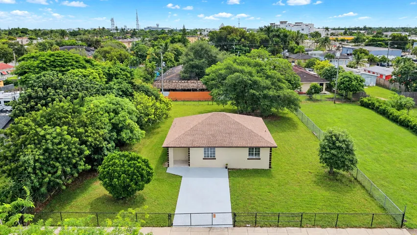 Spacious front driveway